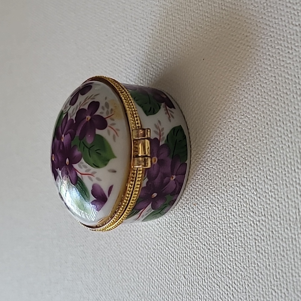 Floral pill trinket box - Picture 3 of 8